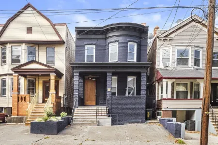 NYC in Mins-JerseyCity Retreat Near Path w/Parking the Blue Отели рядом со станцией Железнодорожная станция Grove Street