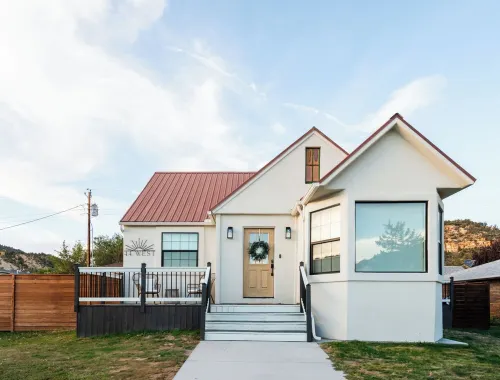 Cozy Cottage Between Zion and Bryce! Family Friendly, Firepit with Mountain View