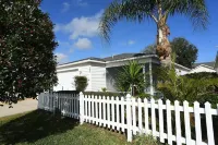 2BR/2BA with electric golf cart,  5 minutes to Lake Sumter and 466 shopping. Hotel a The Villages