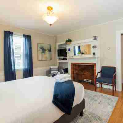 Re-listed: Adorable Condo Beverly - Salem - Halloween Rooms