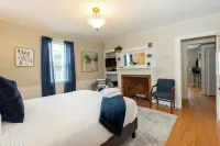 Re-listed: Adorable Condo Beverly - Salem - Halloween Hotel dekat Endicott Hall