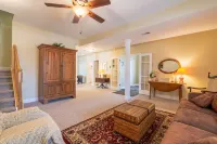 Masthope Mountain Hideaway Walking Distance to the Lake and 8 Min to Ski Lodge