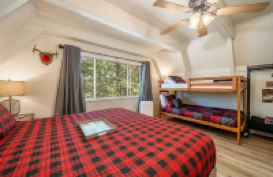 Woodsy Cabin Perfect for a Couple or a Group!