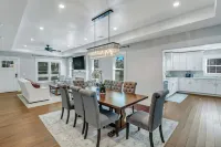 Modern 3 Br Bungalow Sleep 8, Family/Pet Friendly, 15 Min from Downtown/Outlets Hotels in Garden City