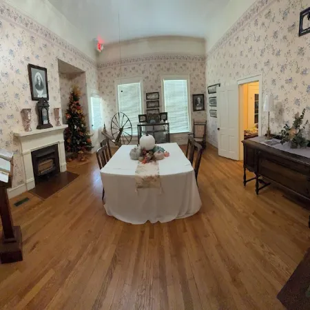 Historic Roberts Home "Night in the Museum" Hotel