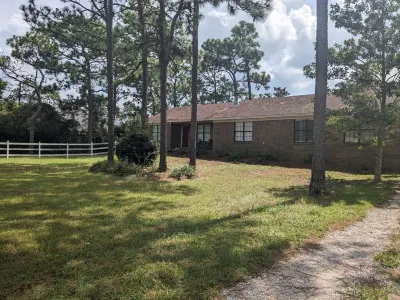 Cozy 3 bedroom, 2 bathroom home by the beach. Отели рядом с достопримечательностью «Island Style»