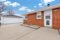 3 Bedroom, cozy house in Milwaukee near airport