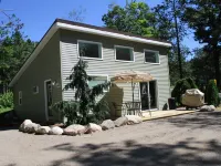 Amazing Dome! Panoramic Barrel Sauna! Hot Tub! Sleeps 6 Pet Friendly, Fire Place Hotels in Interlochen