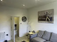 Spacious, boutique 2 Bed Apartment, central location