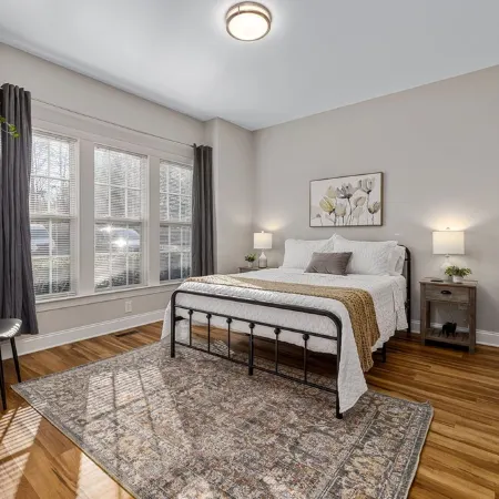 Near downtown Cary & RDU. Easy access to Raleigh, Durham and local venues.