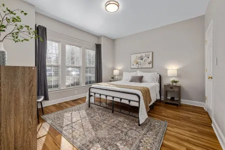 Near downtown Cary & RDU. Easy access to Raleigh, Durham and local venues.