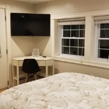 1620 Bayview- 1/2 mile to BID, 1 mi.  DTown, Ocean Views Private Yard Отели рядом с достопримечательностью «Plymouth Mayflower»