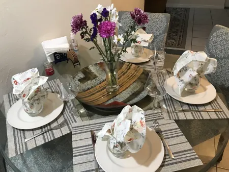 Cozy Retreat, minutes from Beaches, Shopping and Dining, 5th Ave and 3rd Street. Отели рядом с достопримечательностью «Парк Лоудермилк»