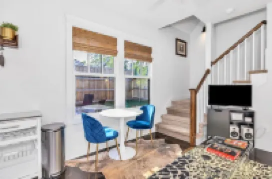 Clean, comfortable and modern cottage in trendy and historic Lockeland Springs