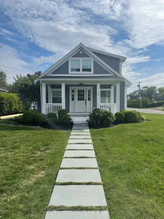 Cozy newly Renovated Beach House walking distance to beach and restaurants.