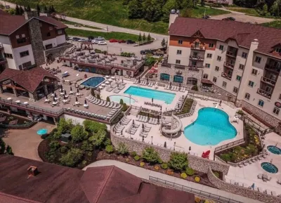 Hillside Getaway in Ellicottville w/ Pool Nearby! Sleeps 4!  호텔