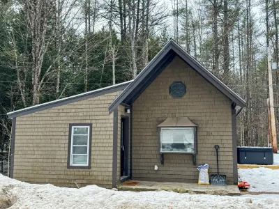 NEW Quaint 2 bedroom near Newfound lake, hiking, skiing, hot tub & star gazing!