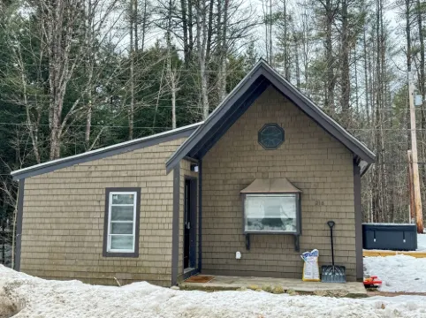 NEW Quaint 2 bedroom near Newfound lake, hiking, skiing, hot tub & star gazing!