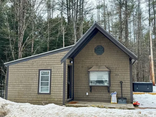 NEW Quaint 2 bedroom near Newfound lake, hiking, skiing, hot tub & star gazing! Hotel a Alexandria