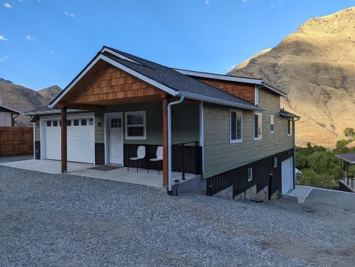 Hilltop River View within walking distance to town - 4-Star