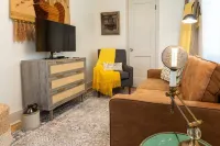 The Peach Door Annex for 2 - Safe, Quiet, Walkable in Youngstown, NY