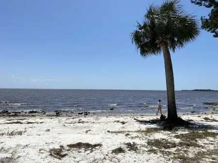 3 Pelicans - Waterfront Condo w Pool & Boat Trailer Parking