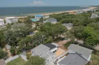 Cozy Beach Cottage - Walking distance to the Beach!!