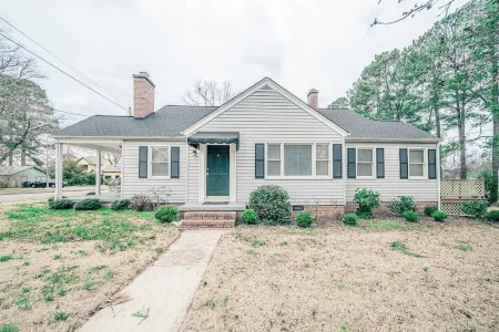 Center Street Retreat - One Block from Downtown Apex