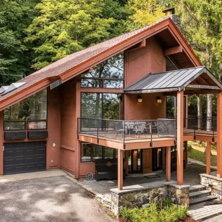 Charming 4-bedroom Ski house in Stratton with Shuttle or walk to slope.