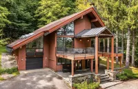 Charming 4-bedroom Ski house in Stratton with Shuttle or walk to slope.