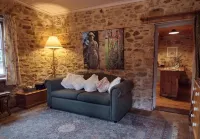 Homely Cottage nestled in the award-winning Heritage Garden