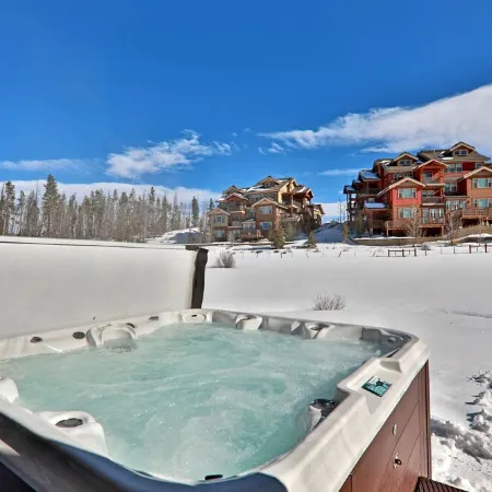 Have Fun/Relax in a Gorgeous Mountain Home, Well Equipped, Great Location