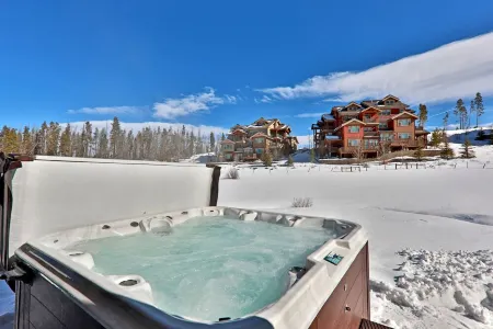 Have Fun/Relax in a Gorgeous Mountain Home, Well Equipped, Great Location