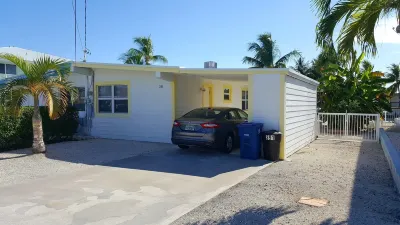 Dog-Friendly Waterfront House with 37ft Dock and Cabana Beach Club & Pool Sombrero Reef附近的飯店