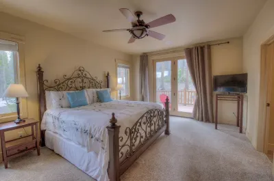 Luxury Cabin - views, location, perfect for families, 4 miles from Breckenridge Hotels near Blue Lakes Trailhead