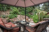 Newly Renovated Mtn Home w/ views, backyard oasis, 2 grills, near dwtn & Pools