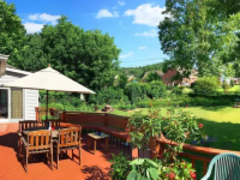 Superb British Colonial holiday home, greenhouse, outdoor deck, tropical garden Hotels in Barboursville