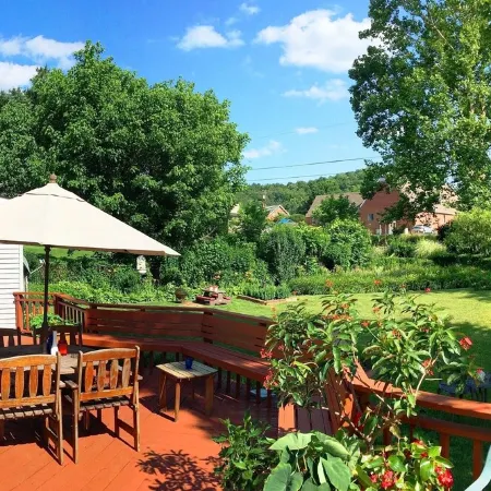Superb British Colonial holiday home, greenhouse, outdoor deck, tropical garden