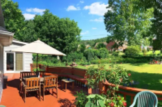 Superb British Colonial holiday home, greenhouse, outdoor deck, tropical garden