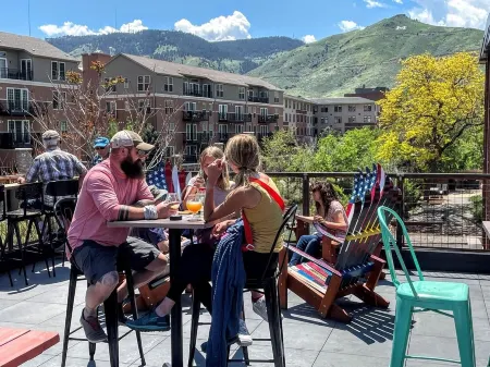 Modern and Cozy ~ Near Downtown, Red Rocks, Csm, Coors ~ Denver 15 Mins Отели рядом с достопримечательностью «Маунт Голиат Нэчурал Арея»