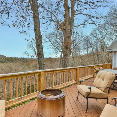 Charming newly renovated cottage, incredible mountain views, walk to town