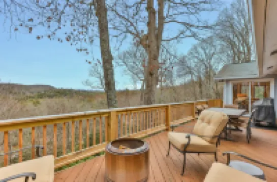 Charming newly renovated cottage, incredible mountain views, walk to town