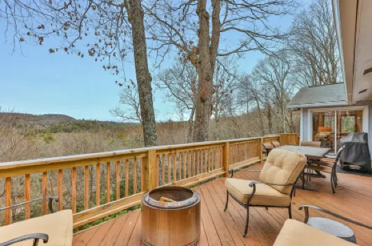 Charming newly renovated cottage, incredible mountain views, walk to town