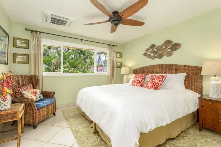 Big August 2025 Discount! Rare Beach Front Home at Kona Surf and Racquet Club Отели рядом с достопримечательностью «Уайт Сандс Виллидж»