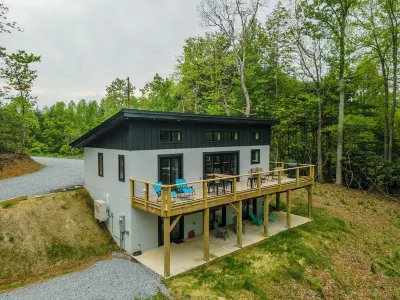 Spirit of the River, Direct River Access, Fire Pit, Fish, Swim, Grill, WiFi! Hotels near Spruce Pine Campground