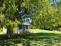 Country charm, exclusive farm retreat - 3 houses (21 pax) 7 minutes to Byron Bay