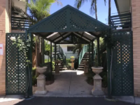 GREAT/SPACIOUS TWO BEDROOM GROUND FLOOR UNIT ONLY 5 MINUTES FROM THE CITY! Hotels in Walkerville