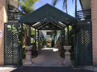 GREAT/SPACIOUS TWO BEDROOM GROUND FLOOR UNIT ONLY 5 MINUTES FROM THE CITY! Hotels in Walkerville