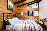 MidCentury Cabin-Deck w Awesome Views Near Hiking At Humber Park. Dog Friendly