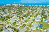 Sea Breeze Paradise - Walk to Vanderbilt Beach and Mercato, Heated Pool Home
